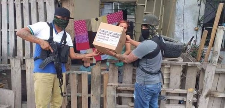 Presuntos miembros del Cártel del Golfo entregaron despensas a la población (Foto: Twitter/LPueblo2)