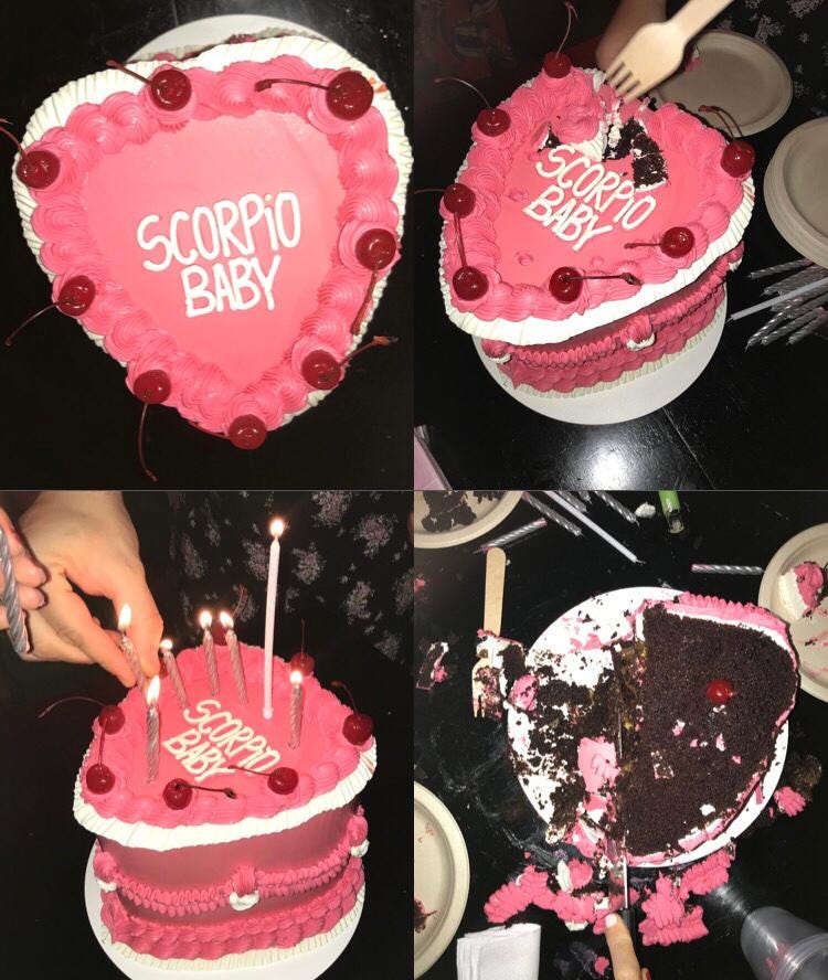 quatro fotos do mesmo bolo em estados diferentes. o bolo é em formato de coração, inteiro coberto em glacê cor de rosa. nas bordas, estão dispostas simetricamente 8 cerejas. no centro, com glacê branco, está escrito com uma letra em caixa alta redonda SCORPIO BABY. na primeira foto, do lado esquerdo, no canto superior, o bolo é visto de cima, como descrito anteriormente.  na segunda, do lado direito, no canto superior, dá pra ver que o bolo é alto e todo rosa, com alguns detalhes em glacê também rosa e branco, como se formando uma cortina. o bolo está sendo cortado e tem um garfo de madeira pequeno enfiado no pedaço, segurando o pedaço pra não cair. na terceira foto, do lado esquerdo, no canto inferior, o bolo está de lado e duas mãos brancas estão pondo velas acesas perto das bordas. uma vela maior e branca está enfiada perto da dobra do coração, enquanto outras menores rosas prateadas estão sendo colocadas no resto da borda. na quarta foto, do lado esquerdo, no canto inferior, o bolo tá praticamente destruído. metade dele já acabou. o topo foi embora e só dá pra ver a massa de chocolate e uma cereja restantes. tem nacos de glacê corte rosa na mesa toda e um bando de farelo de chocolate. uma mão branca de unha pintada branca está cortando um pedaço. tem um garfo sujo largado na mesa, um monte de vela apagada e dá pra ver os cantos de três pratos com restos de bolo. a energia é de que o bolo lindo foi devorado.