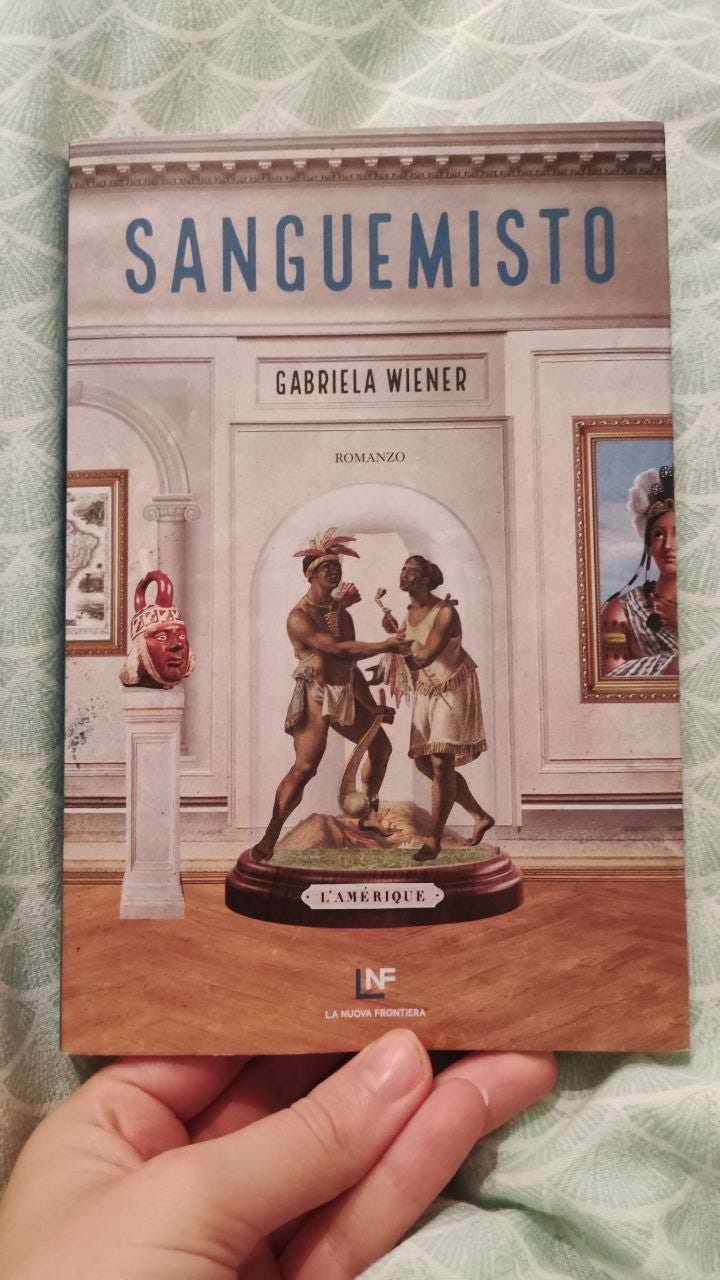 Libro su una coperta verdolina, Il libro è "Sanguemisto" pubblicato da La nuova frontiera. La copertina rappresenta l'interno di un museo con al centro due persone nere  in una teca.