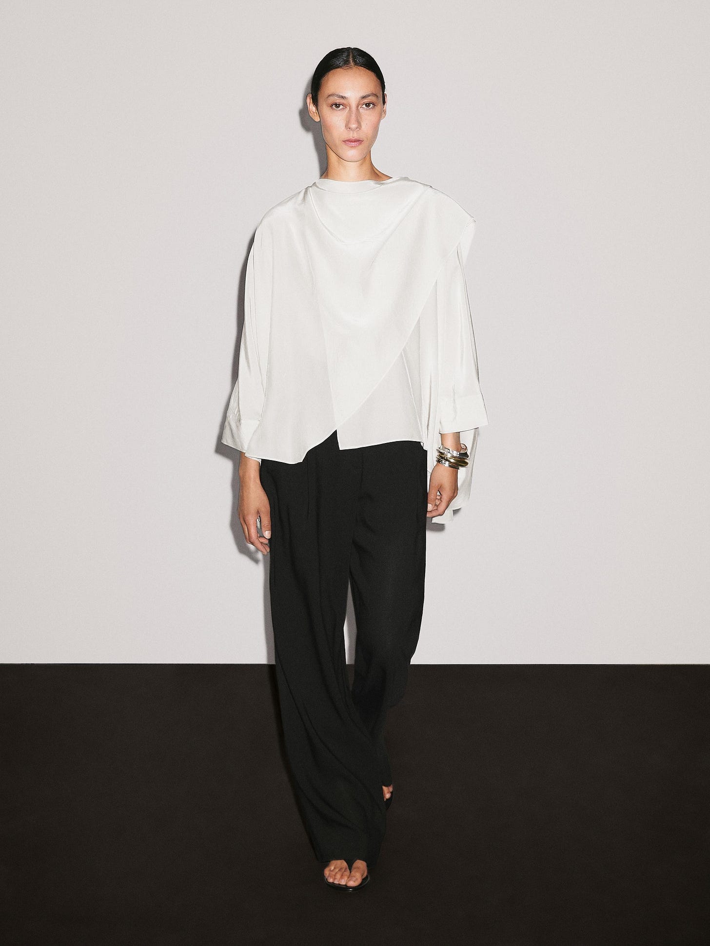 Kort vid cape med ärmdetalj