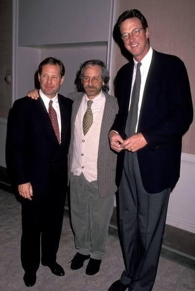 Por que ninguém nunca me disse que Michael Crichton tinha 209cm de altura?  O cara escreveu Jurassic Park como uma autobiografia. : r/90s