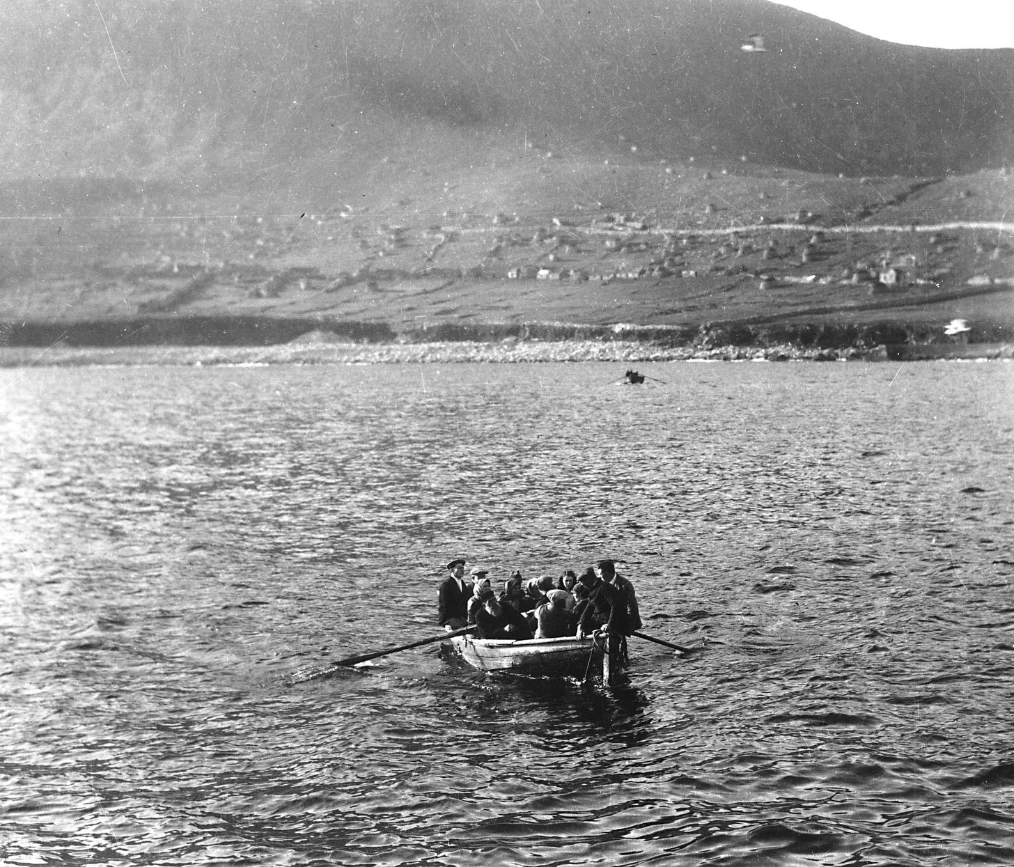 A’ fàgail Hiort - Dealbh le Margaret Fay Shaw (le cead bho Prof. Hugh Cheape).