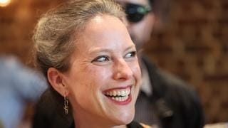 Dans la presse, Lucie Castets révèle publiquement être mariée à une femme.
