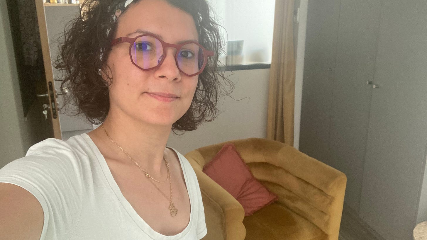 Emilie Thoumoux devant un fauteuil