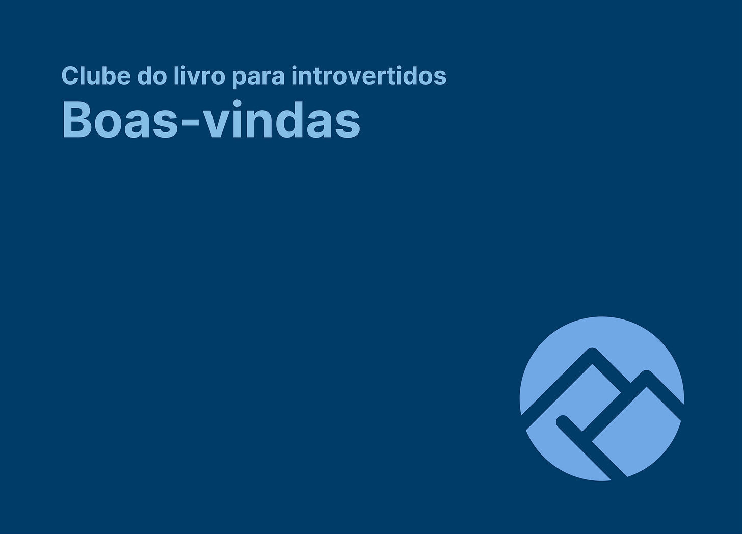 Card com o fundo azul escuro e com o texto "Clube do livro para introvertidos - Boas-vindas" em um tom de azul mais claro no topo da imagem, alinhado à esquerda. Na parte inferior, alinhado à direita, está o logo da newsletter no mesmo tom de azul do texto.
