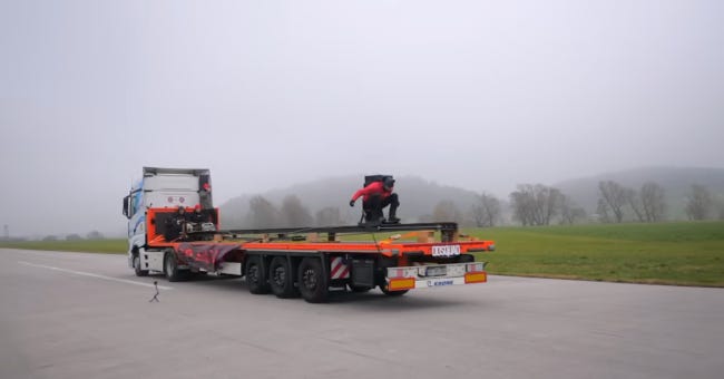 Un camion sur lequel n'a pas été fixée une remorque, mais un mécanisme bizarre et pas rassurant. Un camion sur lequel n'a pas été fixée une remorque, mais un mécanisme bizarre et pas rassurant.