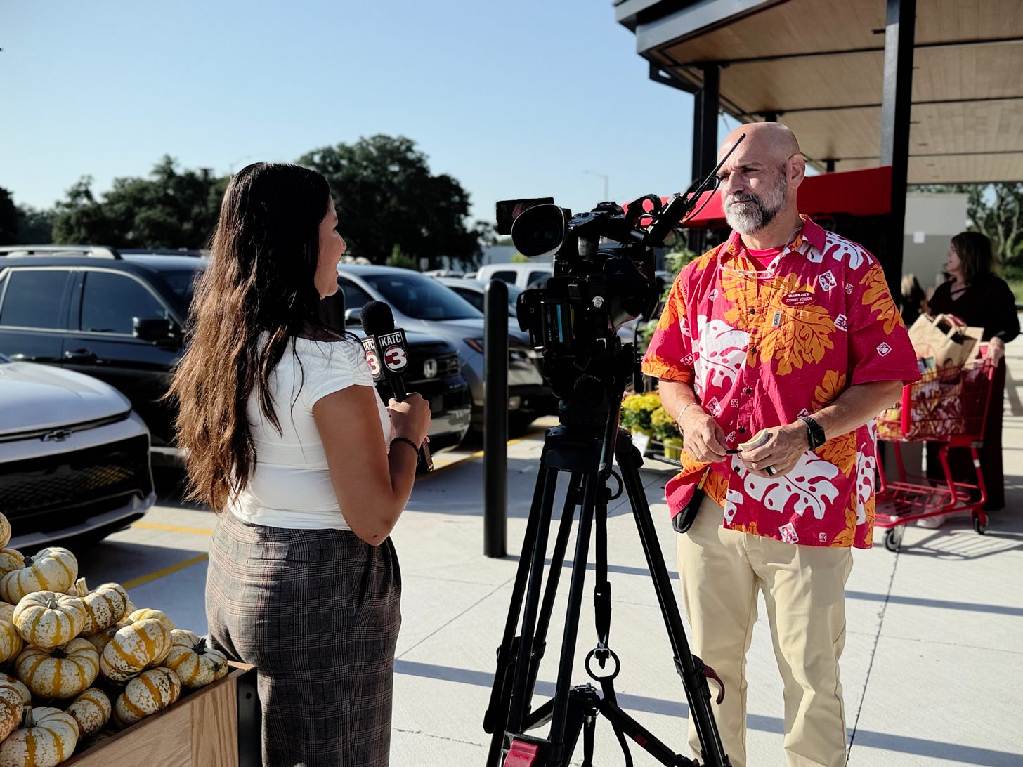 Johnny Veillon, le store captain du tout nouveau magasin Trader Joe’s au 1710 Camellia Blvd à Lafayette en Louisiane, interviewé par la télé locale KATC 3. Johnny Veillon, le store captain du tout nouveau magasin Trader Joe’s au 1710 Camellia Blvd à Lafayette en Louisiane, interviewé par la télé locale KATC 3.