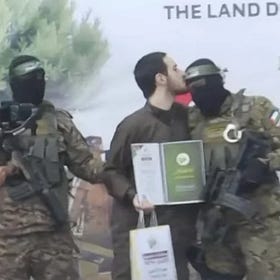 👁‍🗨 Les réseaux sociaux en ébullition après qu'un soldat israélien a embrassé le front de combattants du Hamas lors d'un échange de prisonniers