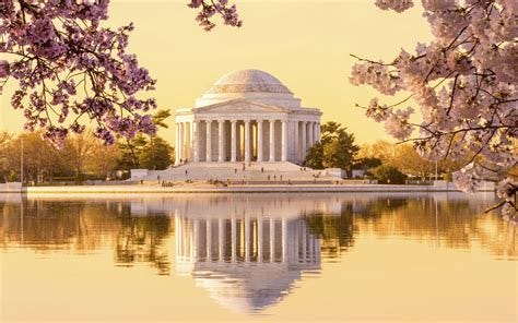 Visit the Beautiful Jefferson Memorial - Washington Plaza