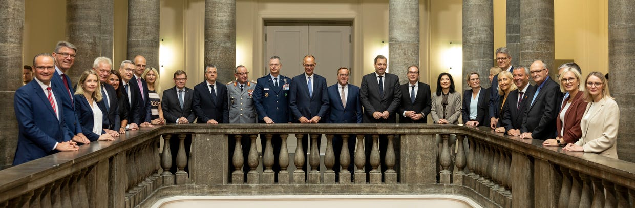 Bundesminister der Verteidigung Boris Pistorius empfängt das Bundeskabinett zur Kabinettssitzung im Bundesministerium der Verteidigung, bei der die Bundesregierung den Entwurf eines Gesetzes zu Stärkung der militärischen Sicherheit in der Bundeswehr, das sog. Artikelgesetz Militärische Sicherheit, auf den Weg bringt, am 27.08.2025.<br /> Christoph Kassette/Bundeswehr