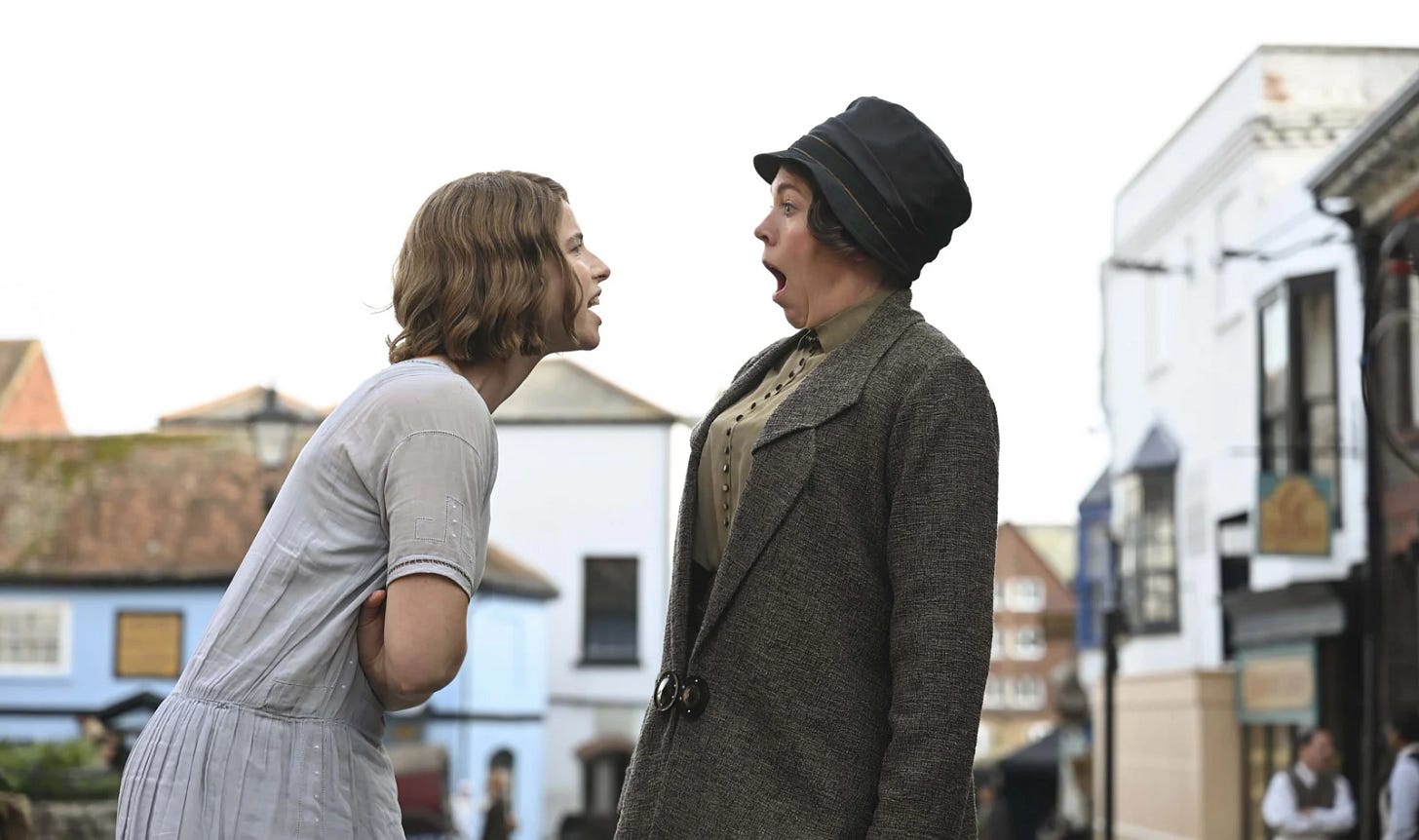 Photo du film Scandaleusement Votre, où Jessie Buckley fait face à Olivia Colman qui a l'air choqué.