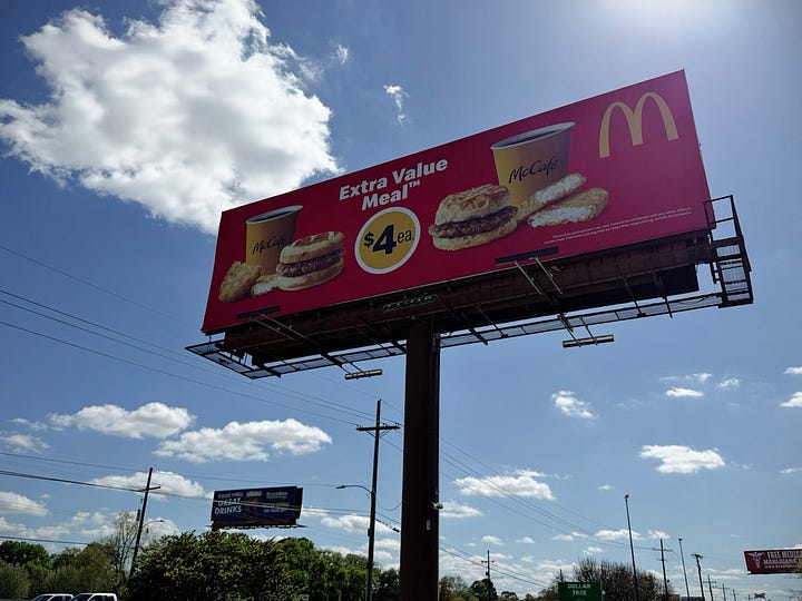 Publicités menus abordables Burger King et McDonald's à Lafayette Louisiane sur Johnson Street, mars 2026.