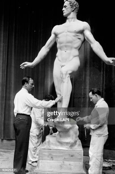 World War II. German sculptor Arno Breker installing one of his works...  News Photo - Getty Images