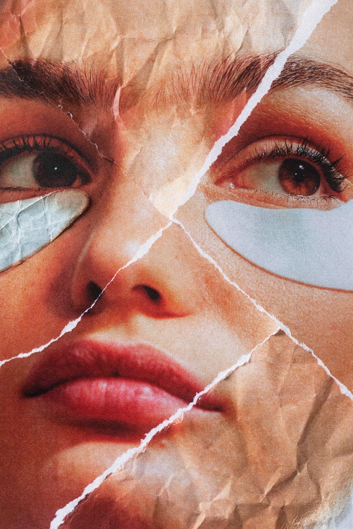 Die Nahaufnahme einer Frau mit einer Augenmaske, die zur Seite blickt, ist zu sehen.