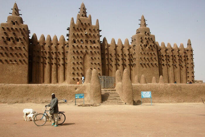 Vista frontal cercana de la Gran Mezquita de Djenné