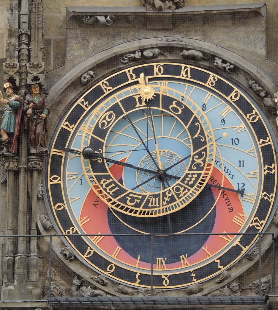 A clock on a building

AI-generated content may be incorrect.