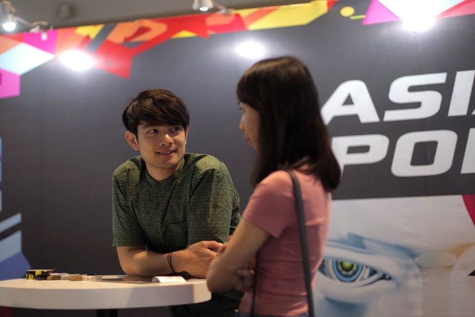 osric chau with fan at asiapop comiccon 2018