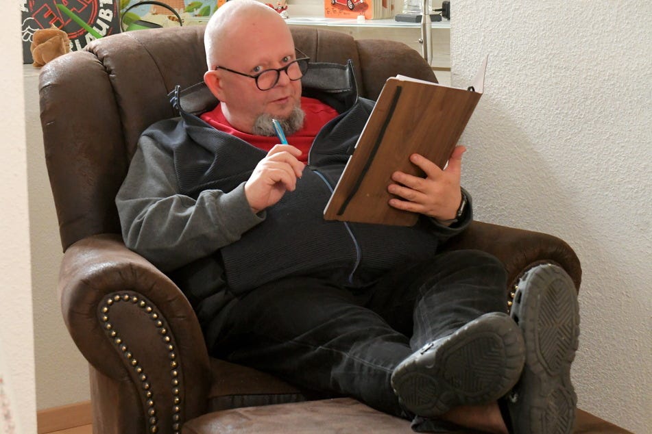 Kaum war Holger Blum nach seinem Schlaganfall wieder auf dem Damm, schrieb er neue Stücke. Kaum war Holger Blum nach seinem Schlaganfall wieder auf dem Damm, schrieb er neue Stücke.