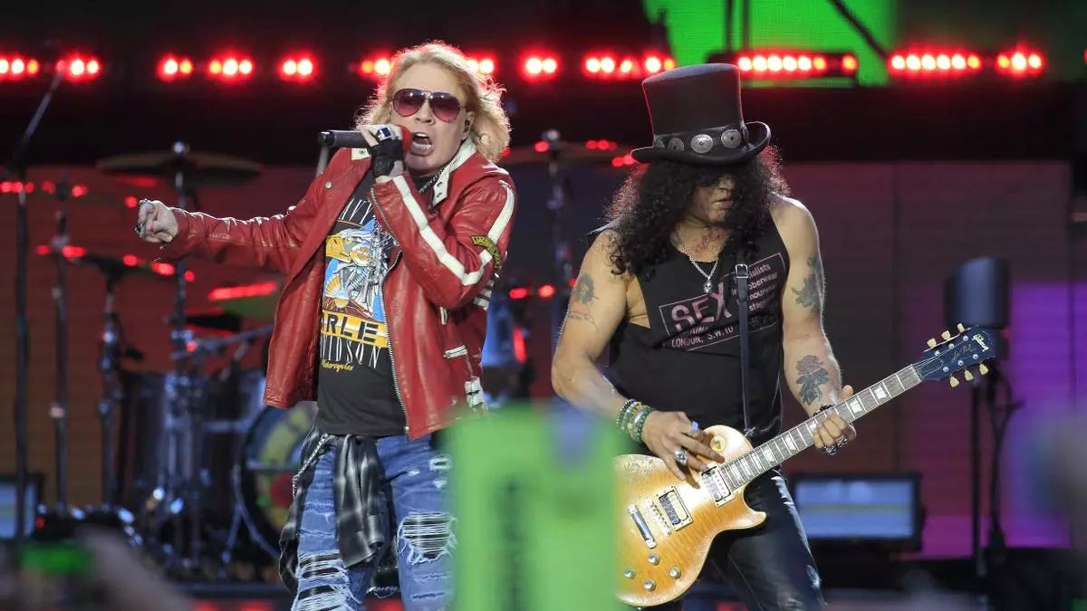 Los integrantes del grupo estadounidense Guns N´Roses, Axl Rose (i) y Slash, en una foto de archivo, durante una actuación en Madrid. EFE / Victor Lerena.