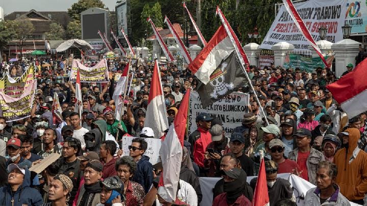 Massa yang tergabung dalam Aliansi Masyarakat Pati Bersatu berunjuk rasa di depan Kantor Bupati Pati, Kabupaten Pati, Jawa Tengah, 13 Agustus 2025. Antara/Aji Styawan
