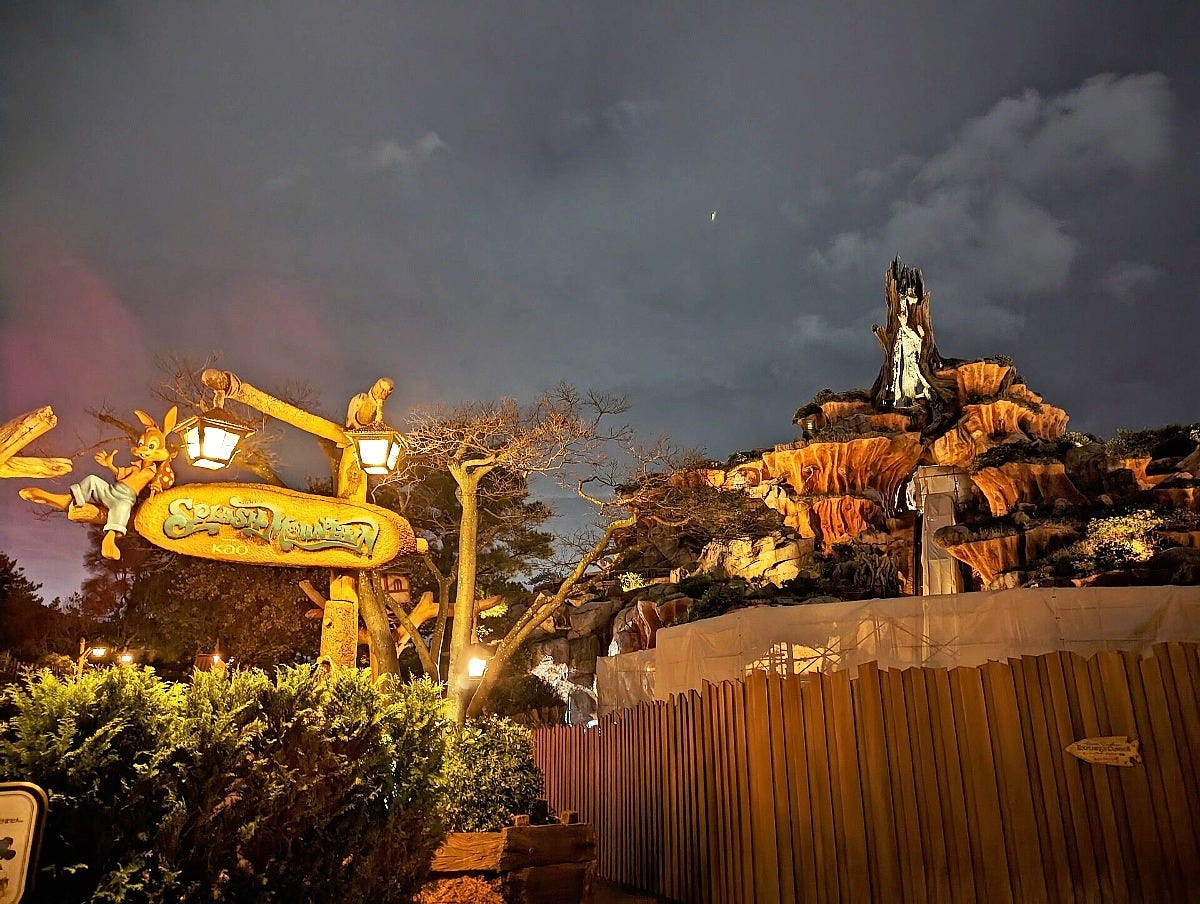 Splash Mountain at Tokyo Disneyland. Image: Jeremy Thompson via Wikimedia Commons