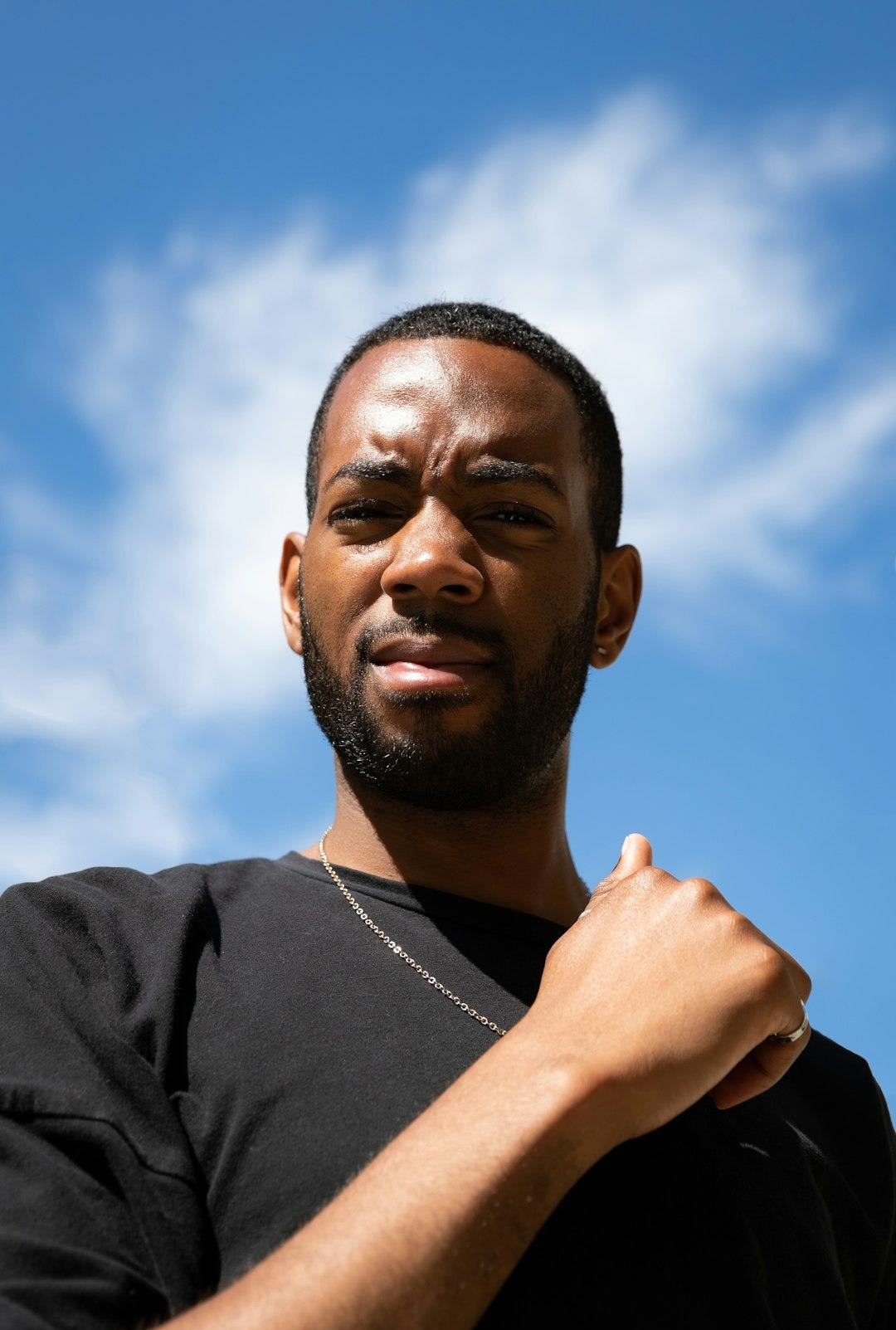 man in black crew neck shirt wearing white earbuds