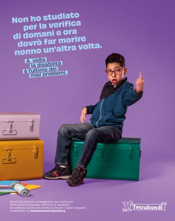 Nell'immagine si vede un bambino che fa il terzo dito. Il titolo dice "Non ho studiato per la verifica di domani e ora divrò far morire nonno un'altra volta. A volte la disabilità è l'ultimo dei miei problemi".