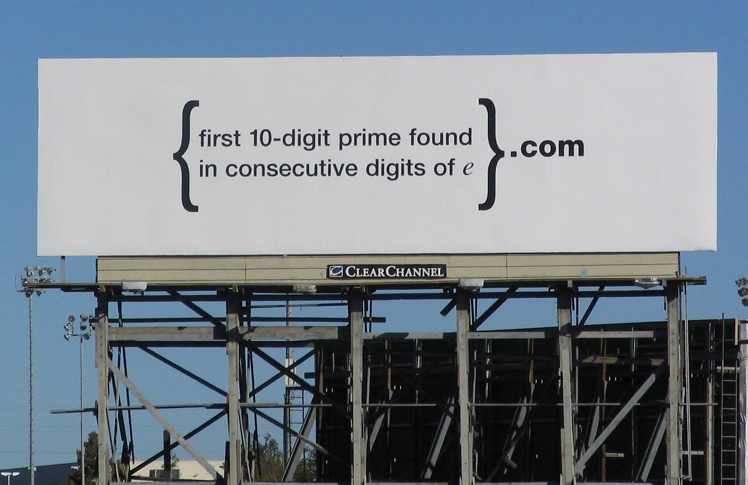 Talent Hug (23): Google “thách" bạn giải đố trên billboard tuyển dụng giữa  đại lộ 101 - Blue C