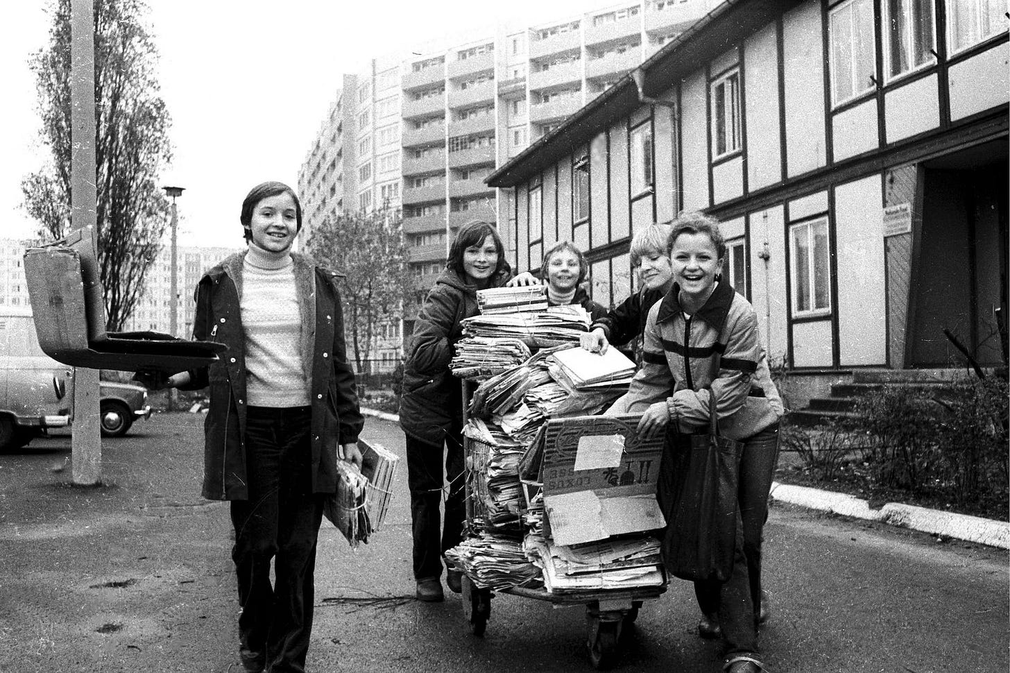 Kinder bei der Sero-Sammlung an der Frankfurter Allee in Lichtenberg Anfang der 80er-Jahre Kinder bei der Sero-Sammlung an der Frankfurter Allee in Lichtenberg Anfang der 80er-Jahre