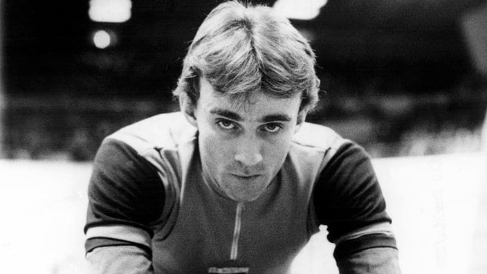 Schwarzweiß-Fotografie: Gerald Mortag vom Sportclub Wismut Gera auf dem Rennrad in der Halle Schwarzweiß-Fotografie: Gerald Mortag vom Sportclub Wismut Gera auf dem Rennrad in der Halle