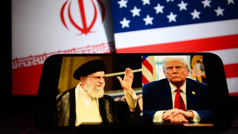 O líder supremo do Irã, Ali Khamenei, e o presidente dos EUA, Donald Trump, são mostrados na tela de um smartphone. Shutterstock
