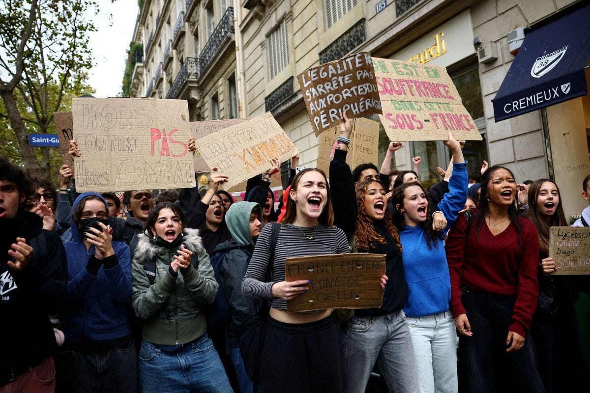 Estudiantes franceses protestan en la Plaza de la Bastilla de París