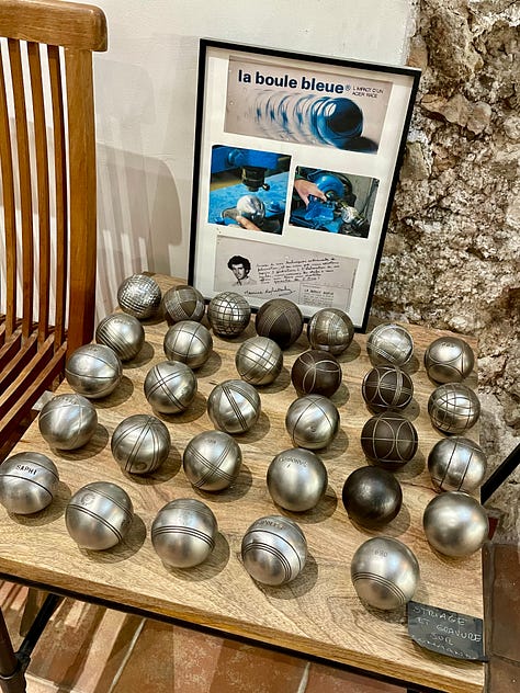 Pétanque balls and accessories
