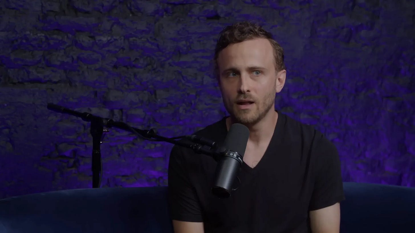 Sam discutant de la planification de la spontanéité Sam discutant de la planification de la spontanéité