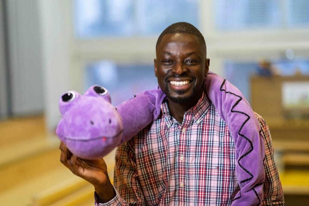 Diop ei ole ”penaalin terävin kynä”. Hän erosi varhaiskasvatuksen työpaikastaan sen jälkeen, kun hän katsoi aiemmin täysin viattoman ja jopa Afrikkaa ihailevan suomalaisen klassikkopelin, ”Afrikan tähden”, olevan hänen mielestään ”rasistinen”. Samaan aikaan, kun Diop valitti lautapelien “rasismista”, hän osoitti avoimesti tukensa Hamasin islamonatsi terroristijärjestölle. Diop ei ole ”penaalin terävin kynä”. Hän erosi varhaiskasvatuksen työpaikastaan sen jälkeen, kun hän katsoi aiemmin täysin viattoman ja jopa Afrikkaa ihailevan suomalaisen klassikkopelin, ”Afrikan tähden”, olevan hänen mielestään ”rasistinen”. Samaan aikaan, kun Diop valitti lautapelien “rasismista”, hän osoitti avoimesti tukensa Hamasin islamonatsi terroristijärjestölle.