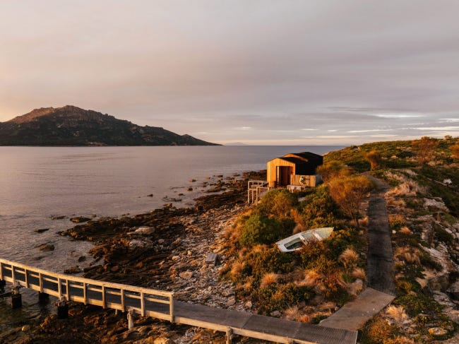 Si votre idée du paradis est un soleil couchant sur la mer, avec une île artificielle parsemée de végétation et un chalet en bois, près duquel est garé un hors-bord, alors vous vous êtes représenté cette image 