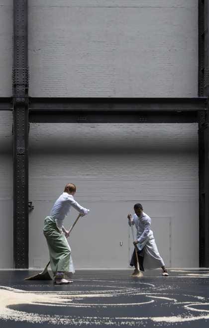 《如實曲徑》舞者在 Tate Modern 輪機房大廳中掃出米粒路徑|來源:Tate(Oliver Cowling 攝) 《如實曲徑》舞者在 Tate Modern 輪機房大廳中掃出米粒路徑|來源:Tate(Oliver Cowling 攝)