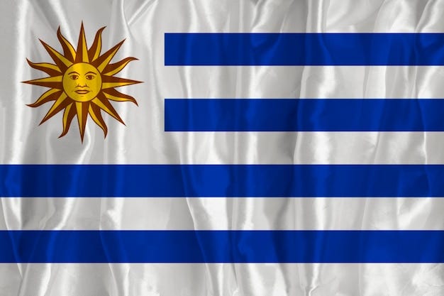 A bandeira do Uruguai em um fundo de seda é um grande símbolo nacional  Textura de tecidos O símbolo oficial do estado do país | Foto Premium