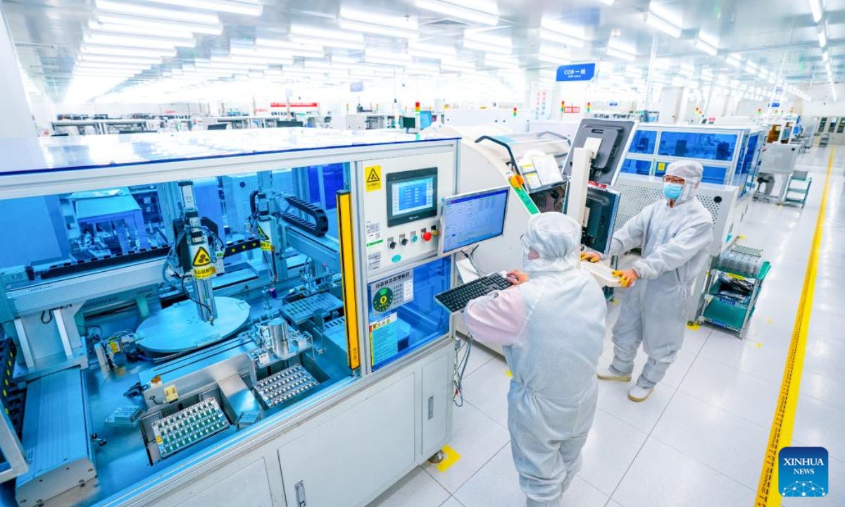 Staff members work on a production line of Accelink Technologies, an opto-electronic components supplier, in Wuhan, central China's Hubei Province, Feb 5, 2024. Photo:Xinhua Staff members work on a production line of Accelink Technologies, an opto-electronic components supplier, in Wuhan, central China's Hubei Province, Feb 5, 2024. Photo:Xinhua