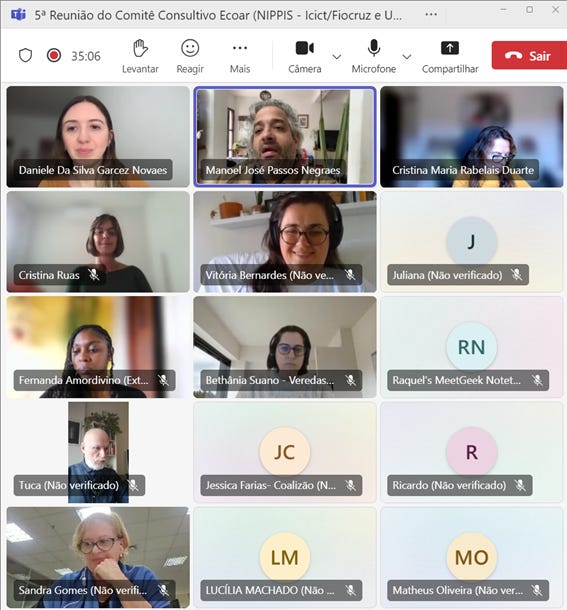 Descrição da imagem: tela do aplicativo de reuniões, com 15 retângulos, cada um com uma pessoa centralizada, sendo dois homens apenas. Em cinco retângulos não aparecem as pessoas, somente as iniciais dos seus nomes.