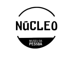 #descrevemospravocê  Logotipo em preto e branco com a palavra “NÚCLEO” escrita em letras maiúsculas pretas e centralizadas. Acima e abaixo da palavra há duas linhas curvas, formando um círculo incompleto, como se fosse uma moldura semicircular aberta nos lados. Abaixo da linha curva inferior, dentro de uma meia-lua preta, está escrito em letras brancas e menores: “MUSEU DA PESSOA”, também em caixa alta. O design é simples e moderno, com tipografia limpa e forte contraste entre o fundo branco e os elementos pretos.