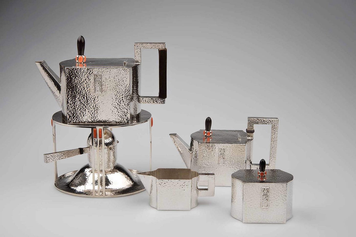 Josef Hoffmann, Set da te per la Wiener Werkstätte (1903; metallo) © MAK/Katrin Wi�?kirchen
