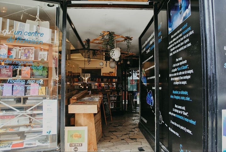 Vetrina e ingresso della libreria Sont Les Lions a Bruxelles