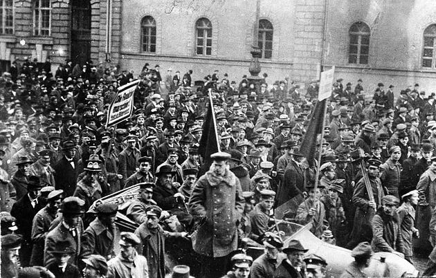 A worker’s demonstration with red flags. In the middle, Kurt Eisner, leader of the revolution in Bavaria, drives in a car