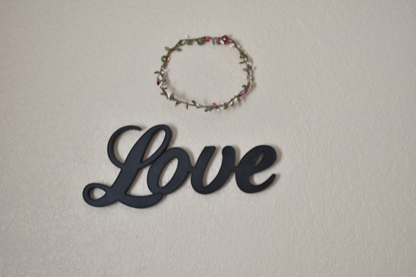 A picture of love and crowns on Rosa de Saron C. Newsletter