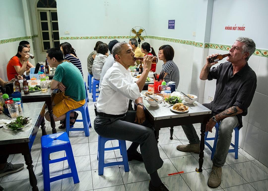 Bourdain and Obama Eat Cheap Noodles, Drink Cold Beer in Vietnam Bourdain and Obama Eat Cheap Noodles, Drink Cold Beer in Vietnam