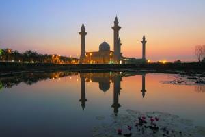 Photo by Pok Rie of white mosque