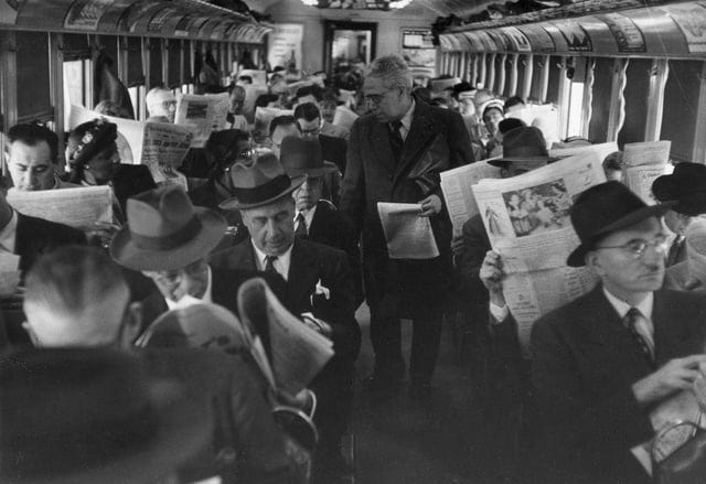 r/TheWayWeWere - Passageiros lendo seus jornais em um trem na Filadélfia, por volta de 1955. r/TheWayWeWere - Passageiros lendo seus jornais em um trem na Filadélfia, por volta de 1955.