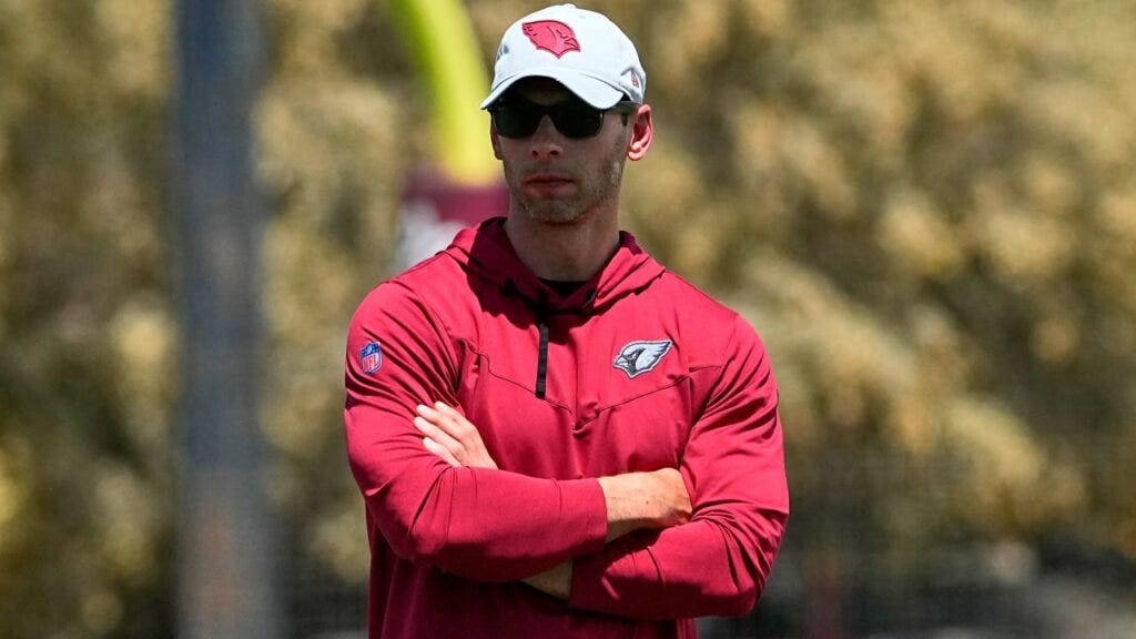 Coach Jonathan Gannon de los Cardinals en training camp. Coach Jonathan Gannon de los Cardinals en training camp.