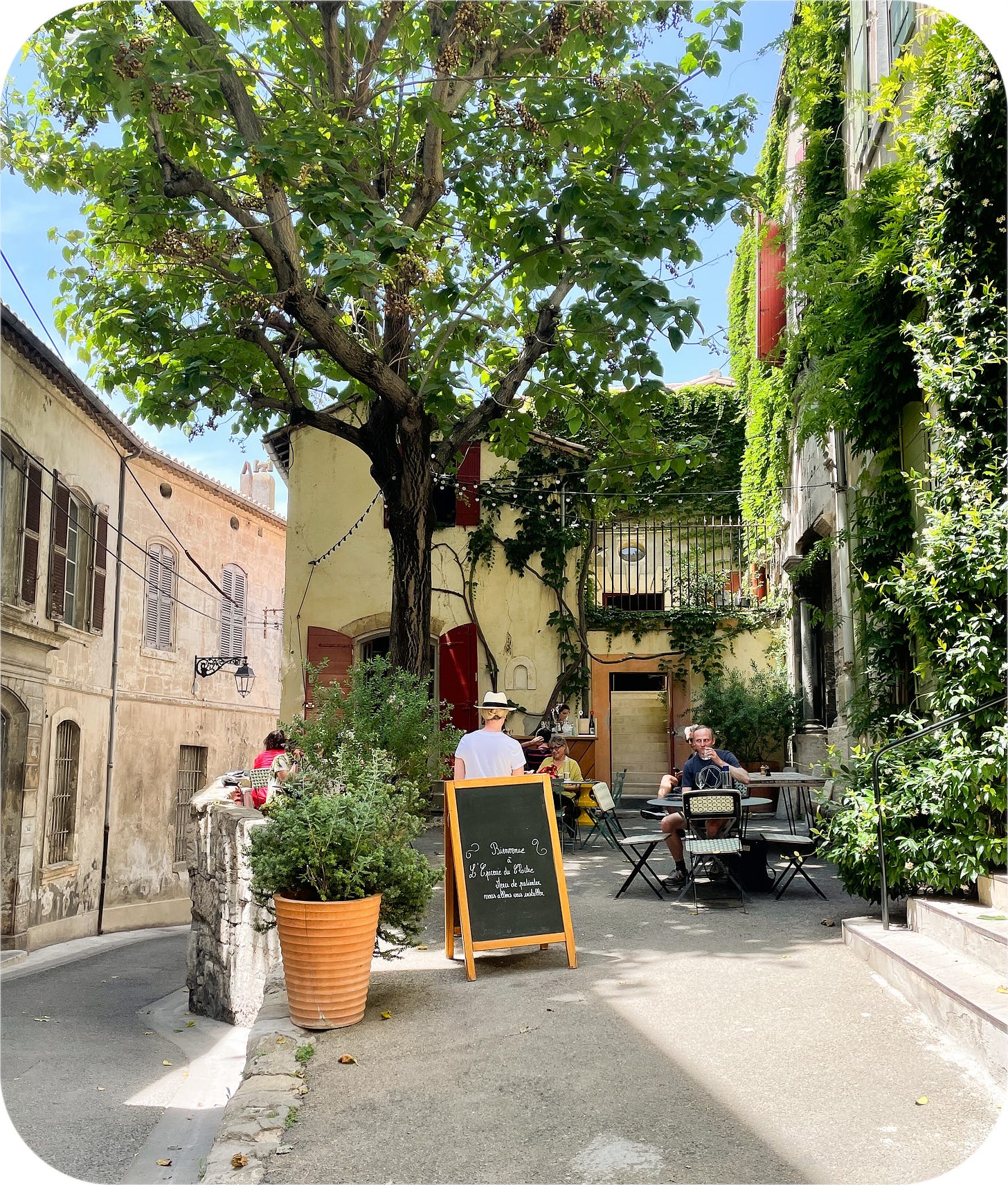 Outdoor cafe. Arles, France